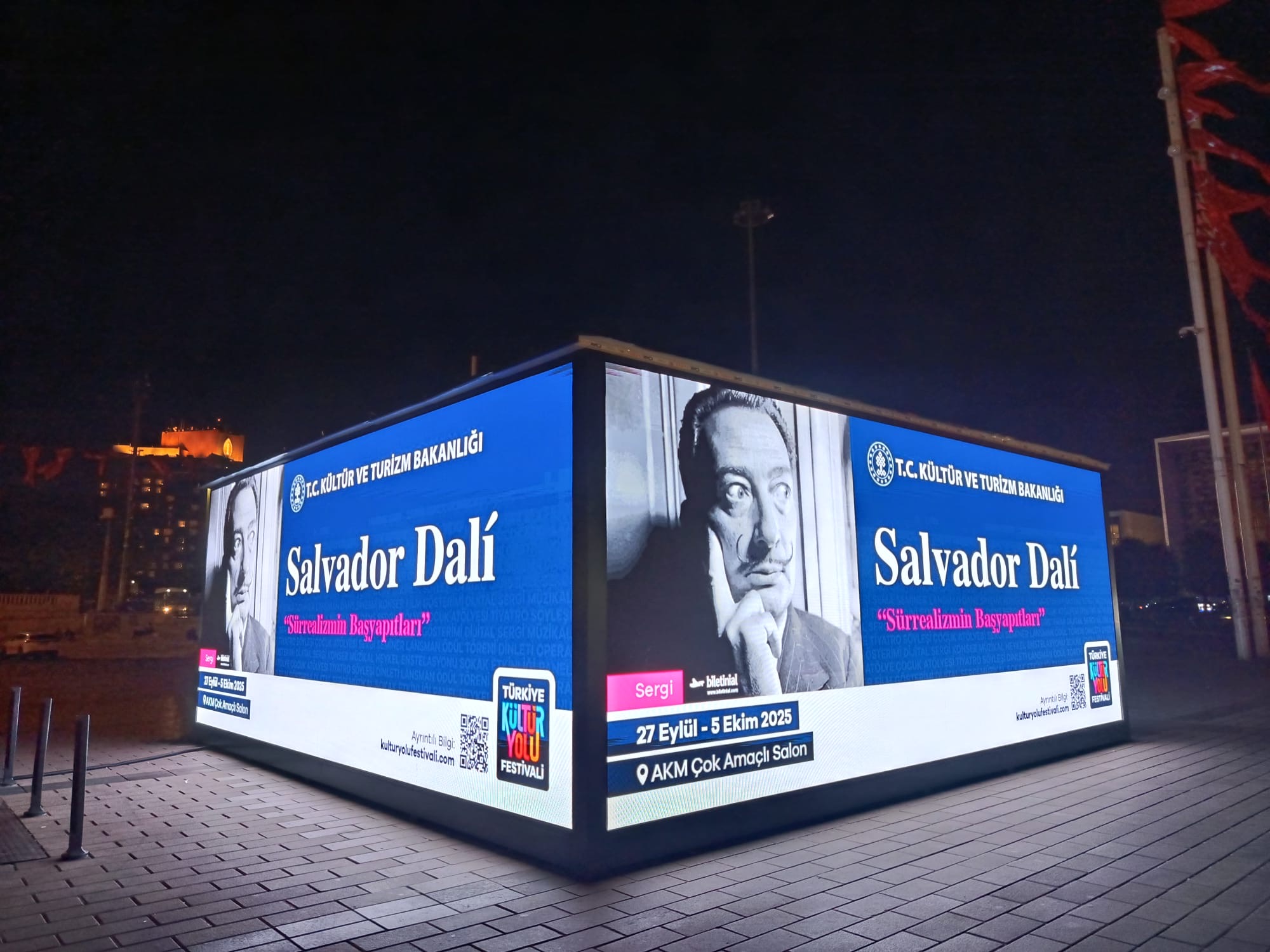 Salvador Dalí Digital Cube